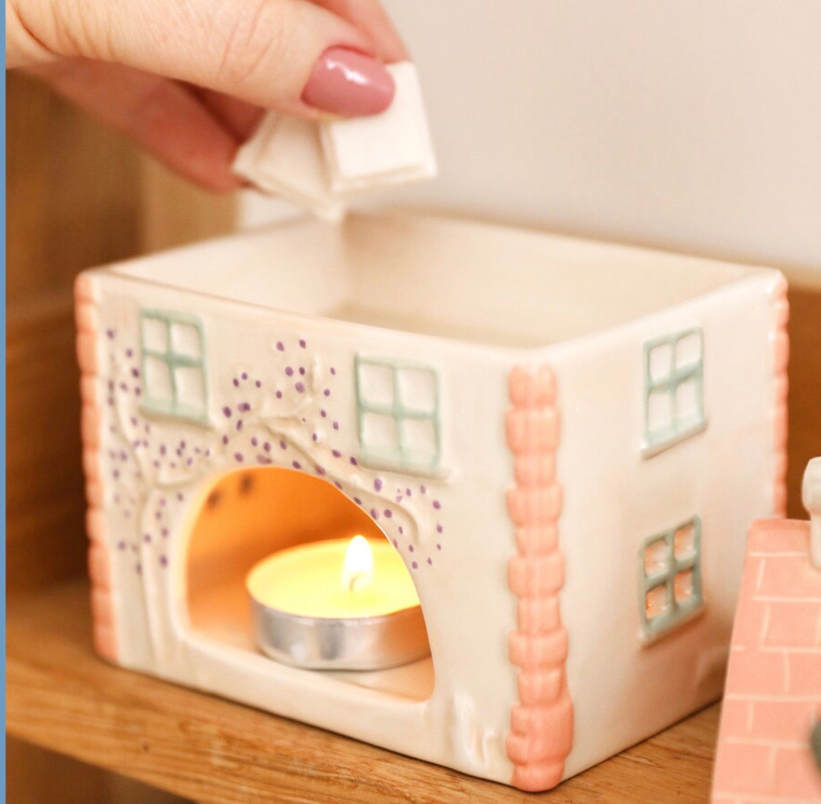 CERAMIC COTTAGE TEALIGHT WAX BURNER